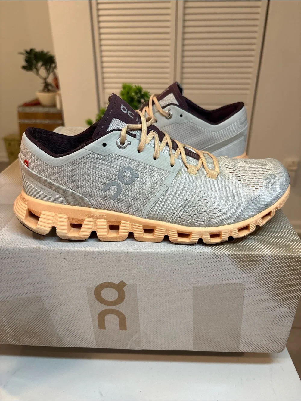 On Cloud Cloud X women’s size 8.5 Running Shoes